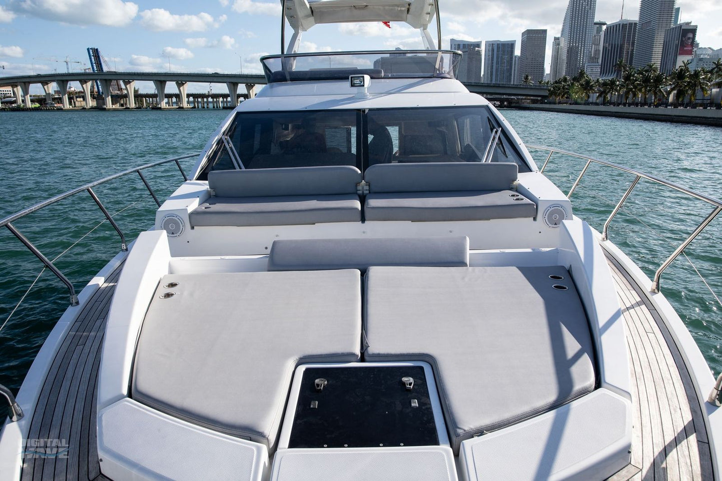 AZIMUT FLY 55' JULIA- (13 pax)