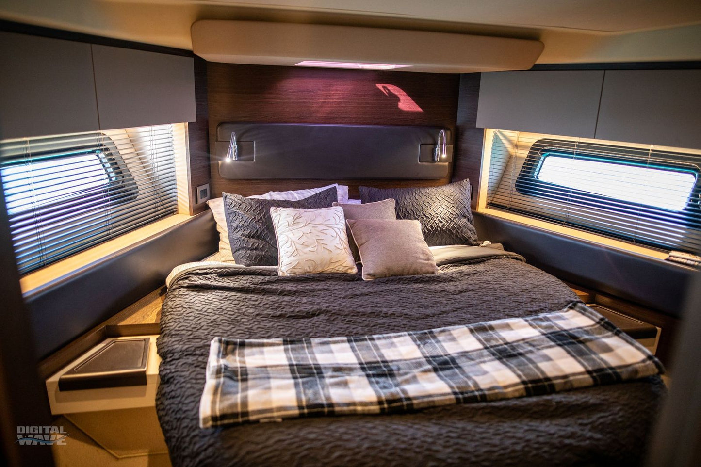 AZIMUT FLY 55' JULIA- (13 pax)
