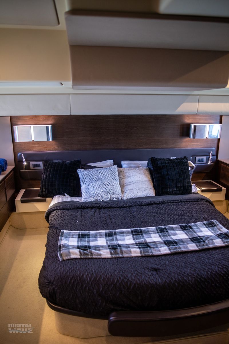 AZIMUT FLY 55' JULIA- (13 pax)