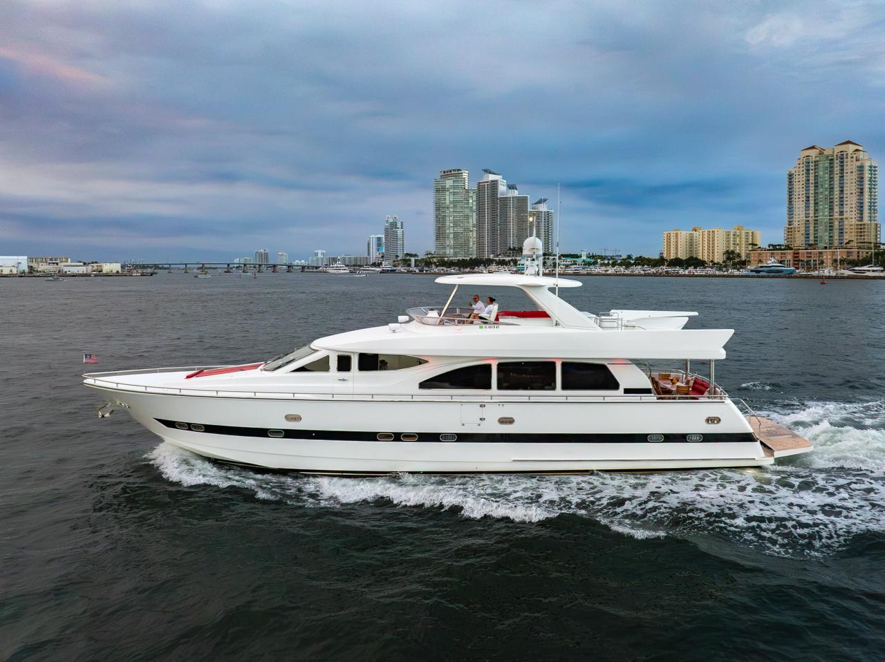 Zeus 90´ for charter in Miami - (13 pax)