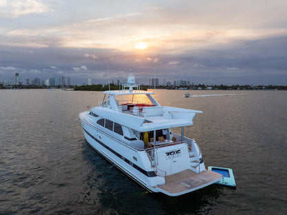 Zeus 90´ for charter in Miami - (13 pax)
