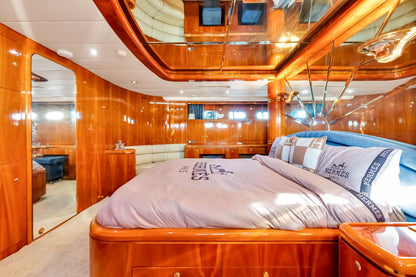 Zeus 90´ for charter in Miami - (13 pax)